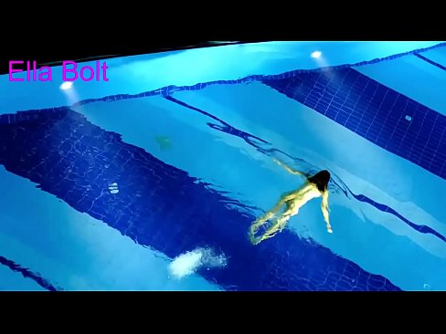 ❤️ Handikwanise kumira kuona, mudiki blonde akabatwa achishambira asina kupfeka muELLA BOLT resort pool kwatiri ☑